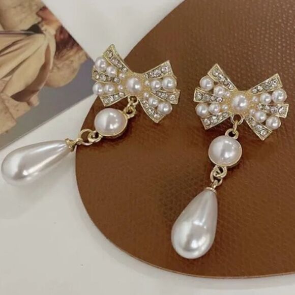 Faux Pearl Bow Necklace & Earring Set - Picture 2 of 5
